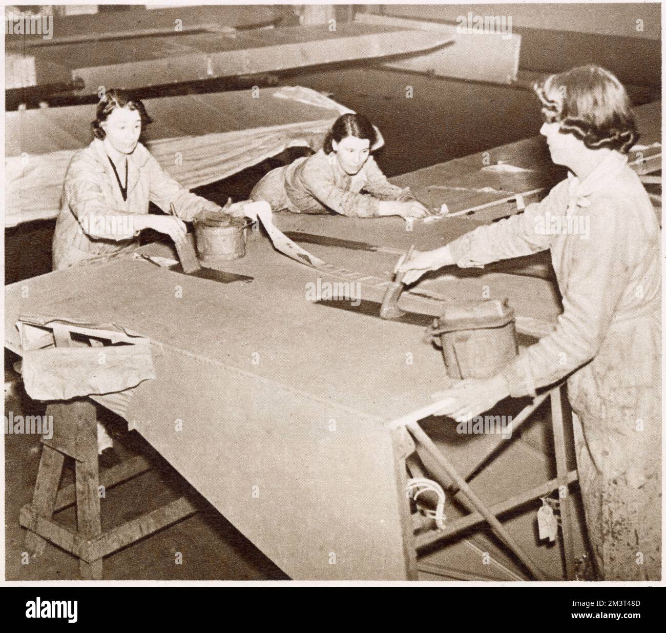 Le donne che lavorano nell'Armstrong Whitworth in Coventry lavorano, realizzando i rivestimenti in tessuto e il nastro per la parte interna dell'ala Whitley. Foto Stock