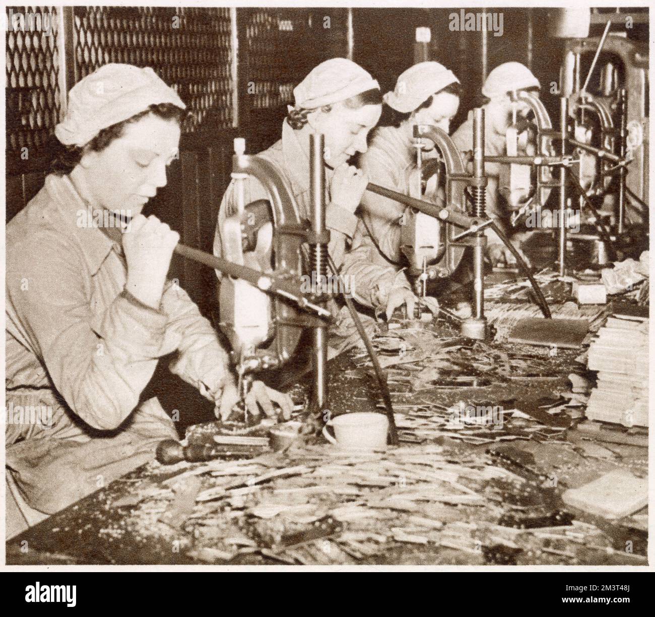 Le lavoratrici di Armstrong Whitworth a Coventry lavorano. Fotografia che mostra la forza lavoro che perfora piccoli componenti in centinaia per il bombardiere Whitley. Data: Marzo 1939 Foto Stock
