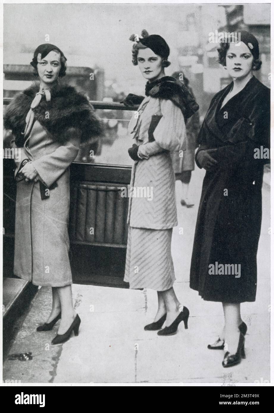 Margaret Whigham, poi la signora Charles Sweeny, poi la duchessa di Argyll, nella foto del febbraio 1933 a Bruton Street, dove era stata in visita al salone di Norman Hartnell che stava realizzando il suo (spettacolare) abito da sposa per il suo matrimonio con Charles Sweeny. La accompagna la signora Kenneth Hollway (a sinistra, entrando in auto) e Jeanne Stourton. Foto Stock