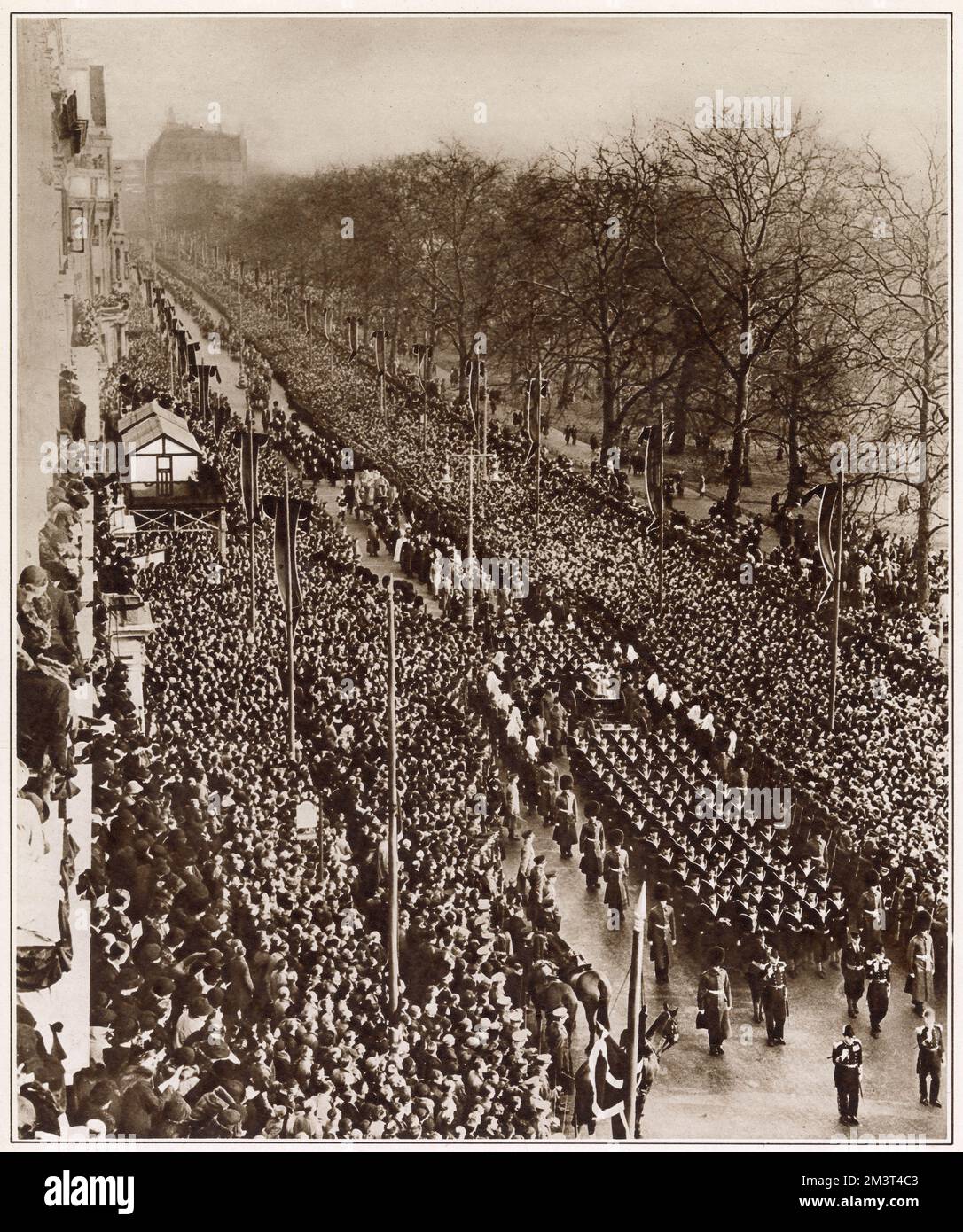 Una fotografia che riflette le enormi folle che si sono radunate a Londra per vedere la processione funeraria di re Giorgio V. si stima che tra uno e tre milioni di persone abbiano visto la processione (o almeno tentato di farlo). Scena in Piccadilly mostra la pressione della folla costringendo le truppe che fiancheggiano la strada in un rigonfiamento definito. Foto Stock