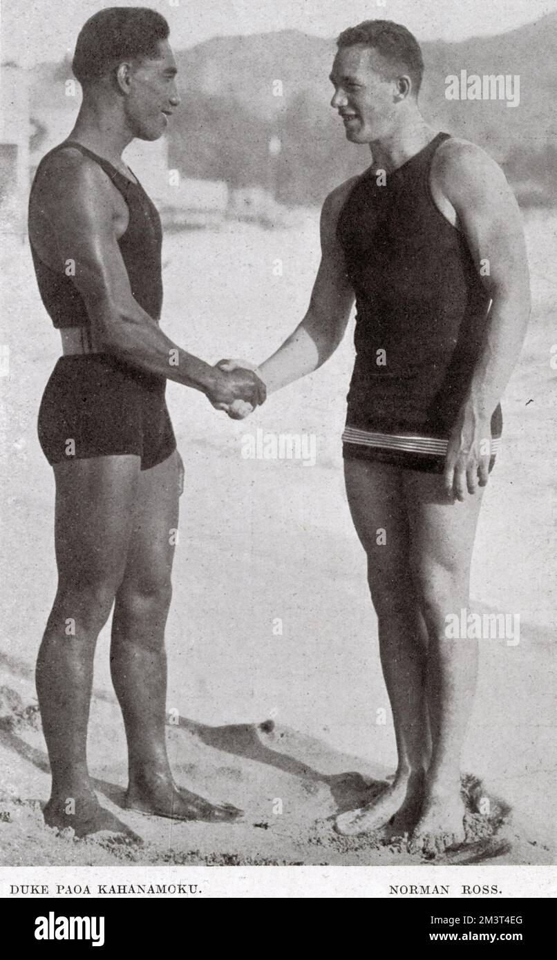 I nuotatori Duke Kahanamoku e Norman Ross si incontrano a Waikiki, Honolulu, Hawaii, nel 1917. Foto Stock
