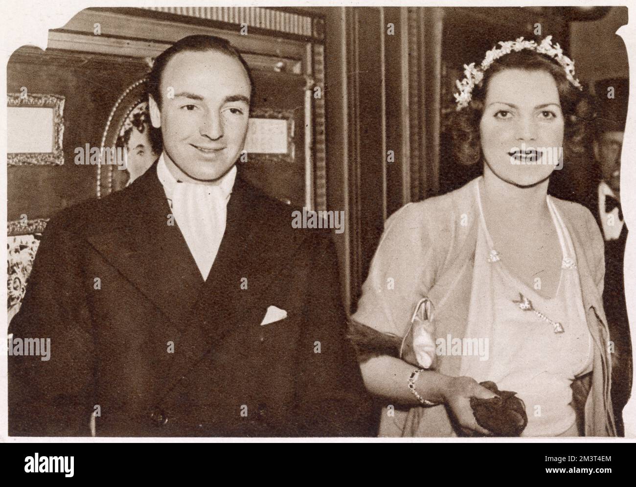 John 'Jack' profumo fotografato in compagnia di Miss Diana Mills alla prima di Charlie Chaplin 'Modern Times'. Foto Stock