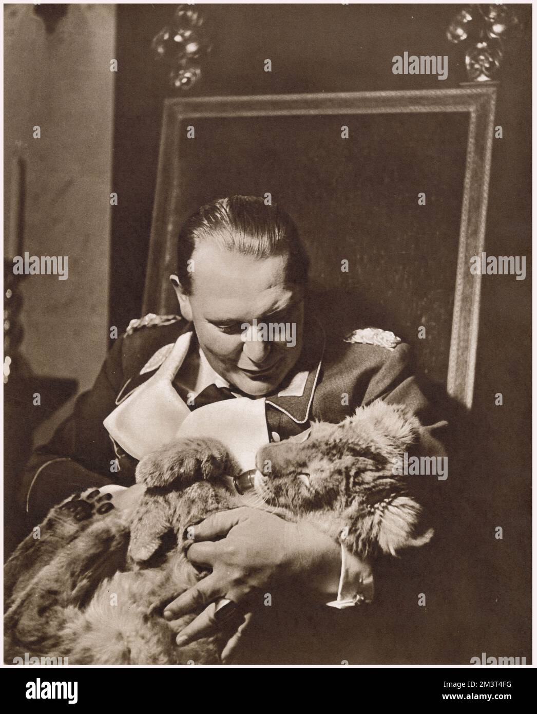 Hermann Goring con uno dei tanti cuccioli di leone che tenne a casa durante gli anni '1930s. Foto Stock