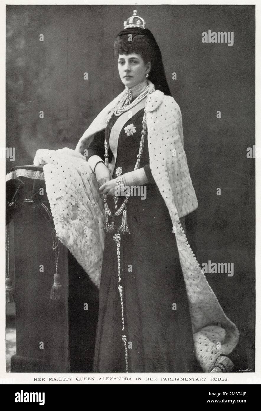 Alexandra di Danimarca (1844 - 1925), indossando gli abiti per l'apertura del Parlamento. Foto Stock