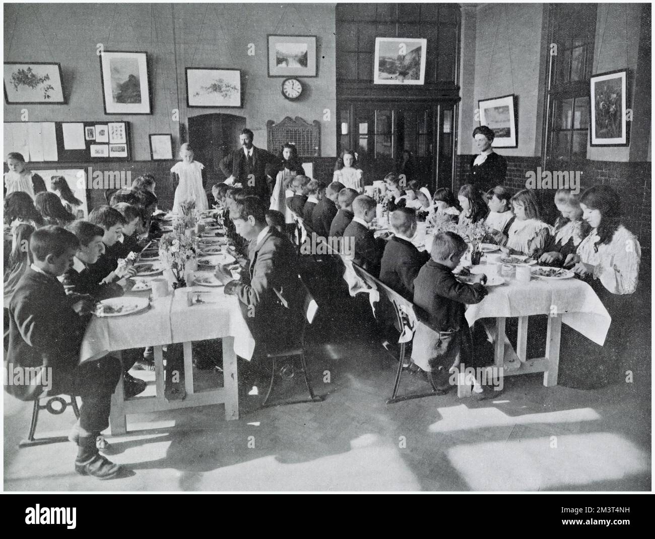 Pasti per bambini alla Cable St School di Whitechapel Foto Stock