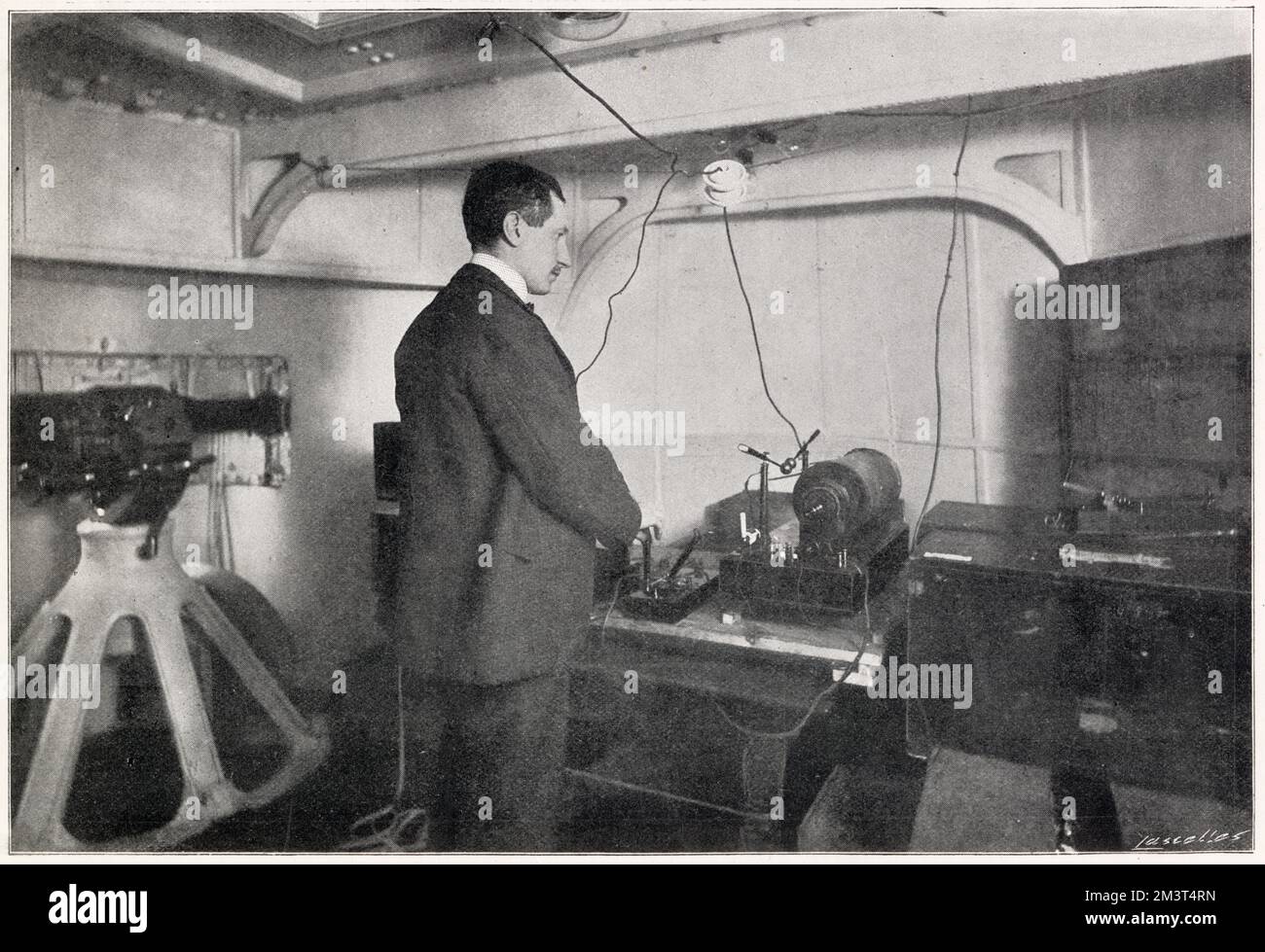 Guglielmo Marconi, inventore italiano ed ingegnere elettrico, inviando un messaggio attraverso un apparecchio telegrafico wireless. Foto Stock