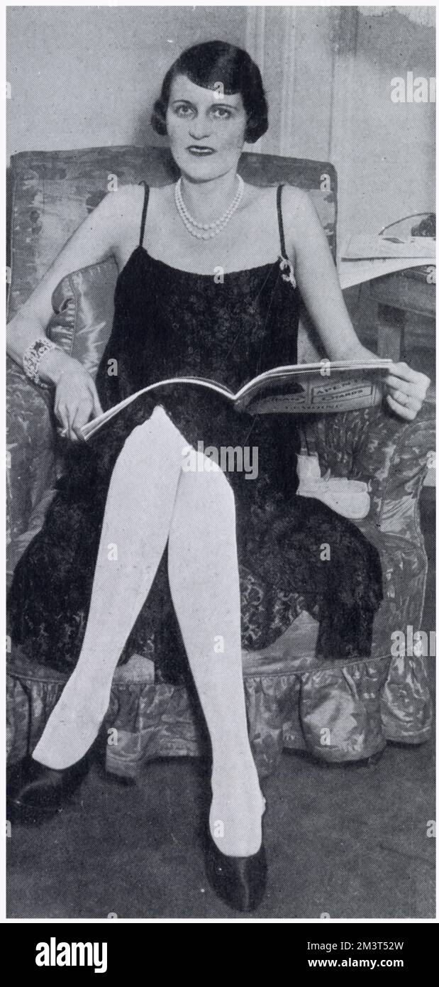 Madame Paul Dubonnet, ex signora Jean Nash, ha regolarmente dichiarato la donna più vestita d'Europa. Secondo la didascalia che accompagna questa fotografia nella sfera, il suo 'guardaroba è ancora più spettacolare dal suo matrimonio con il famoso produttore francese di liquori'. Viene raffigurata in un abito da sera nero. Foto Stock