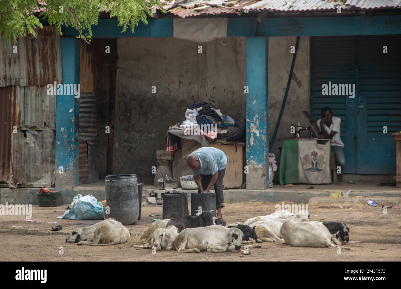 Fotografia di strada dalle strade della città nigeriana, dai venditori locali e dagli affari Foto Stock