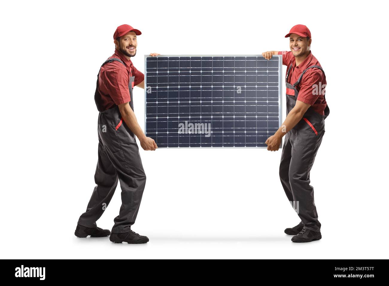 Foto a profilo completo di lavoratori che trasportano un pannello solare isolato su sfondo bianco Foto Stock