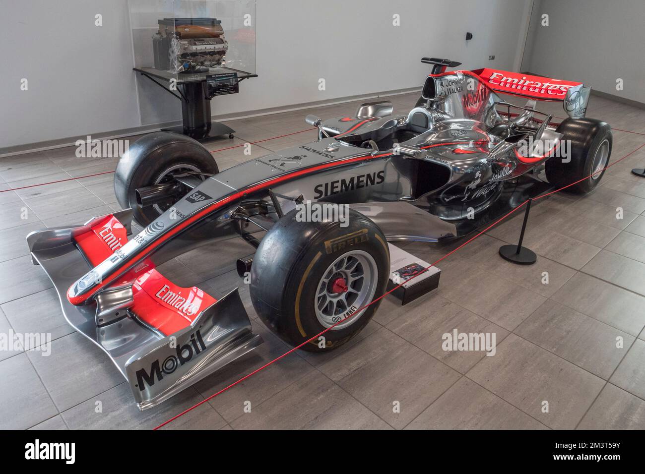 Una McLaren MP4 - 21 Formula uno (F1) auto da corsa all'interno di Mercedes-Benz Brooklands e Mercedes-Benz World, Weybridge, Surrey, Regno Unito. Foto Stock