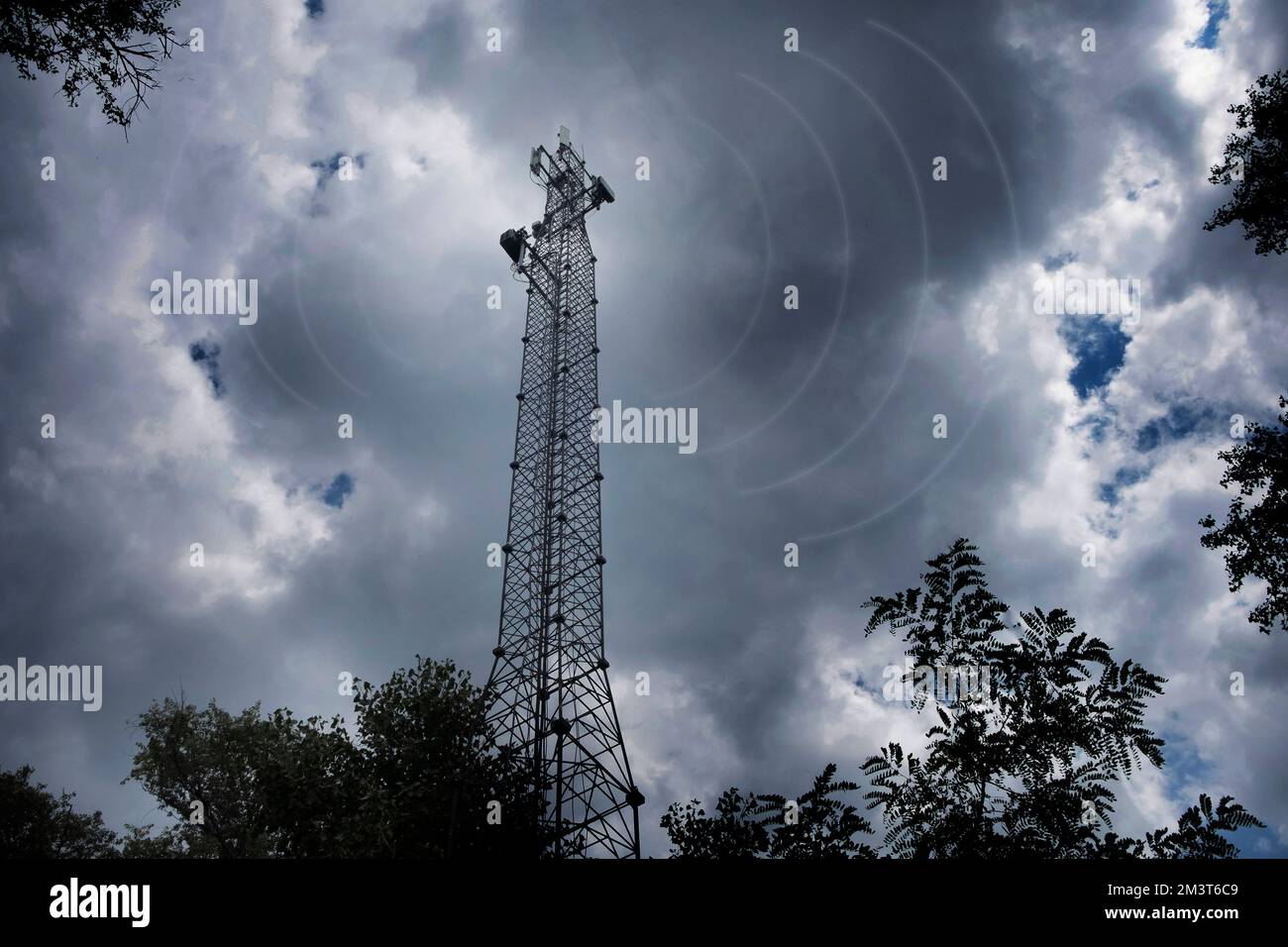 Torre per comunicazioni mobili cellulari, sullo sfondo del cielo notturno Foto Stock