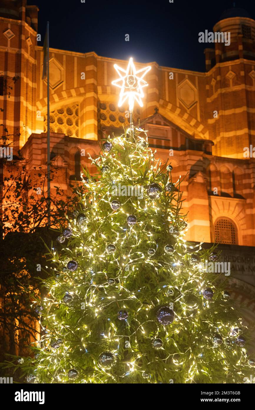 Albero di Natale e luci presso la Piazza della Cattedrale, la Cattedrale di Westminster, Victoria, Londra Foto Stock