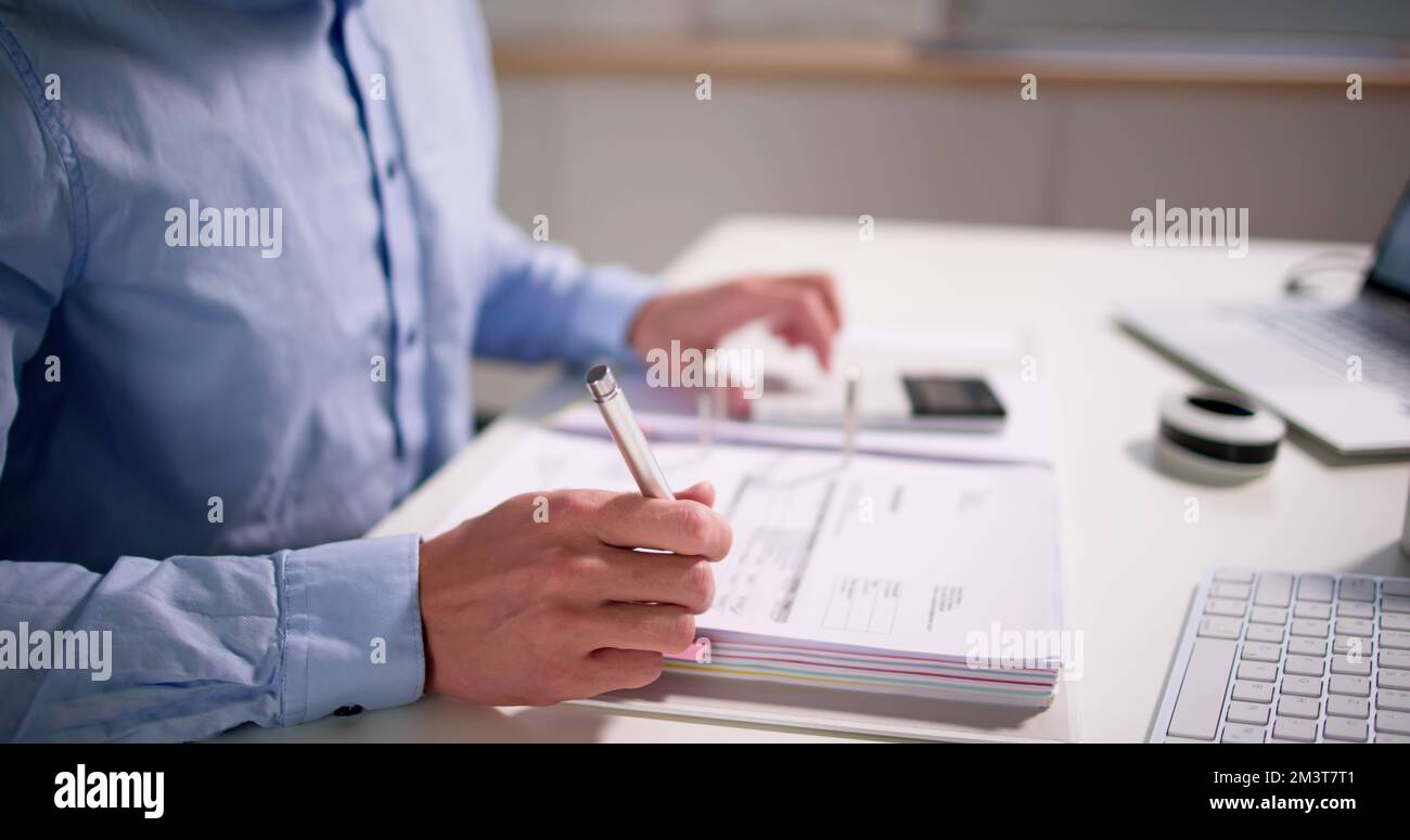Contabilità Finanza documenti in ufficio. Ispettore fiscale Foto Stock