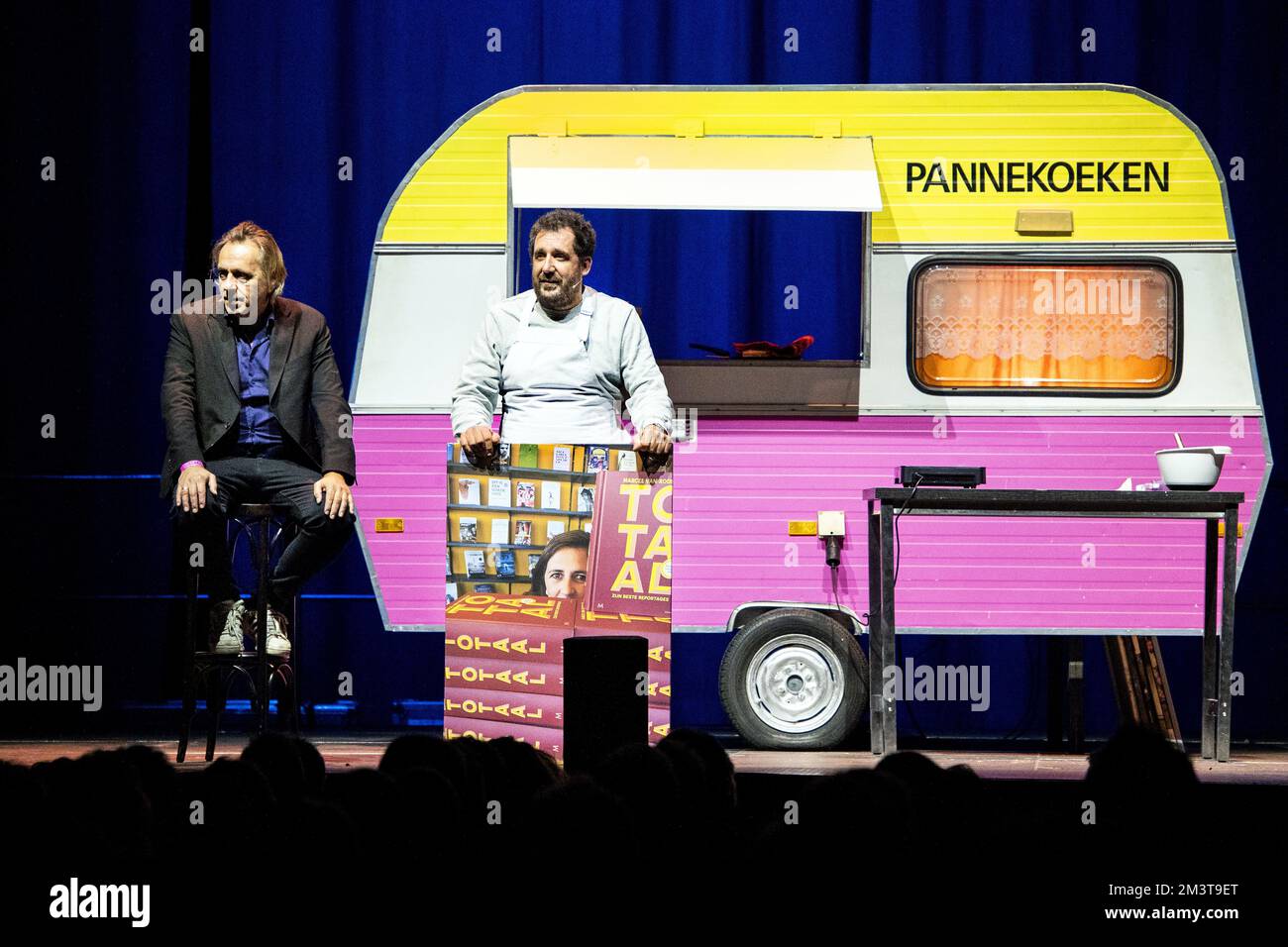 AMSTERDAM - Marcel van Roosmalen e Gijs Groenteman durante l'ultima esecuzione del loro spettacolo teatrale De Pannekoekencaravan in AFAS Live. ANP RAMON VAN FLYMEN olanda fuori - belgio fuori Foto Stock