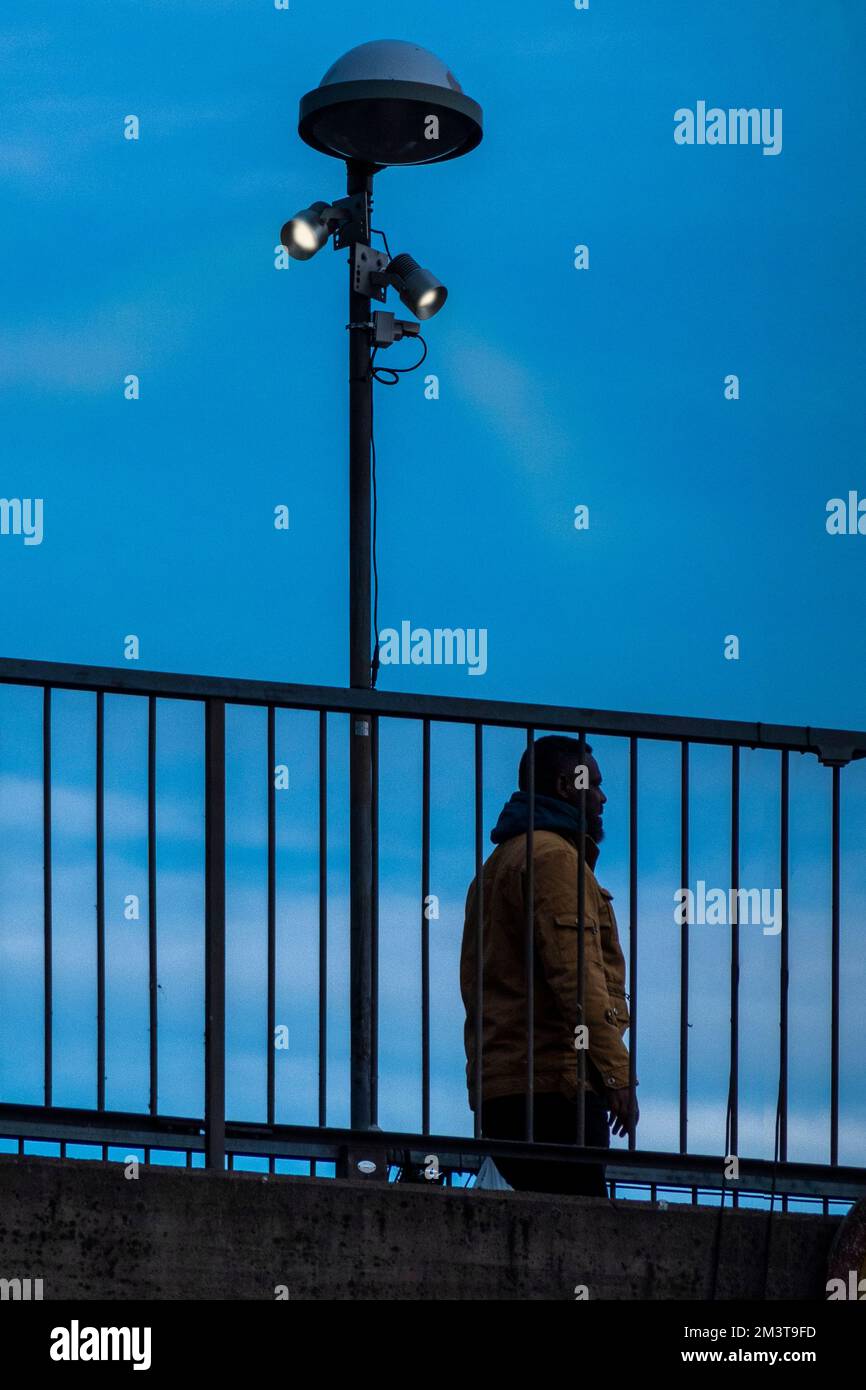 Uomo che cammina sul ponte Foto Stock