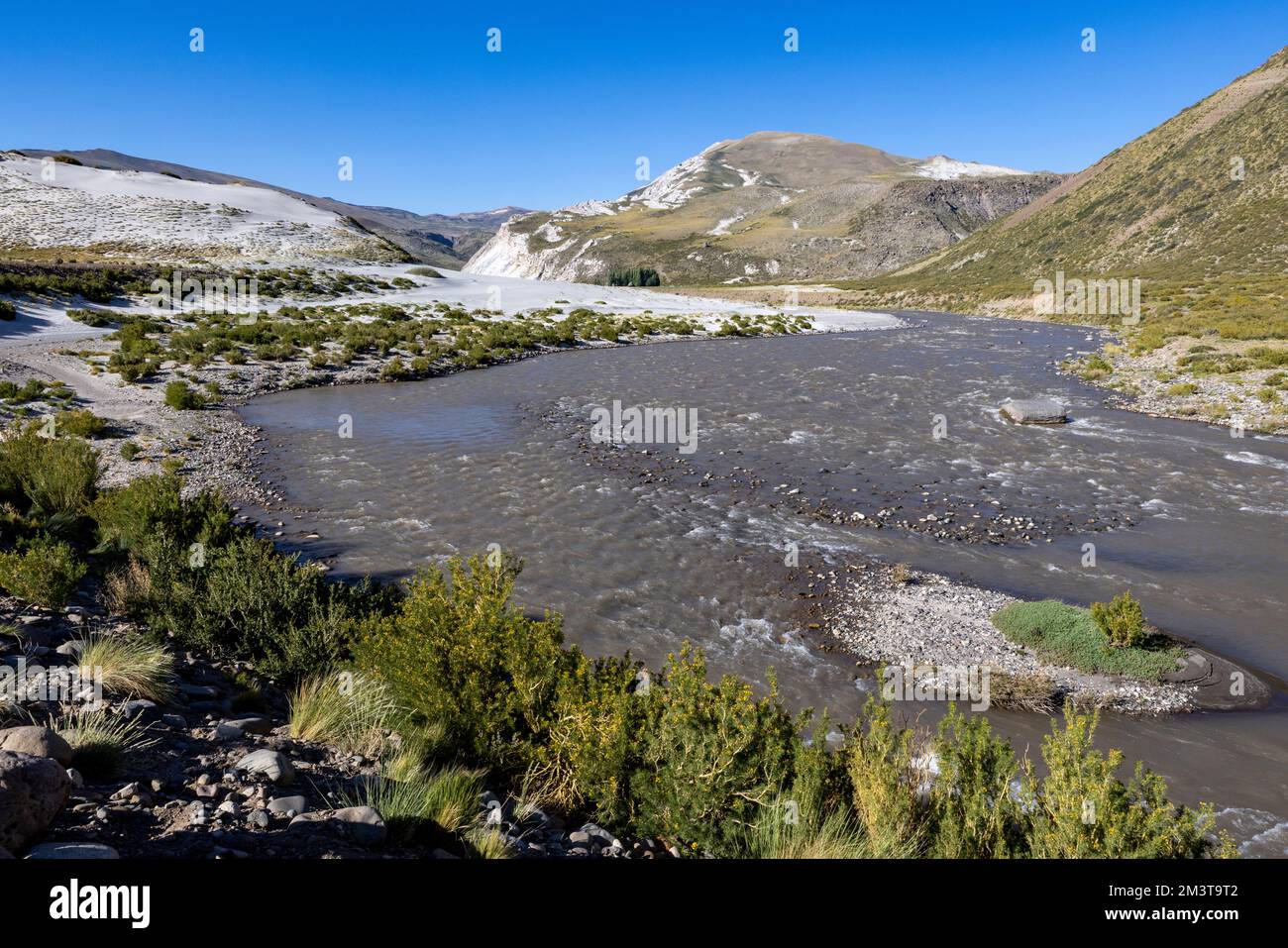 Paesaggio con dune e aree sabbiose a Paso Vergara - attraversando il confine dal Cile all'Argentina durante il viaggio in Sud America Foto Stock