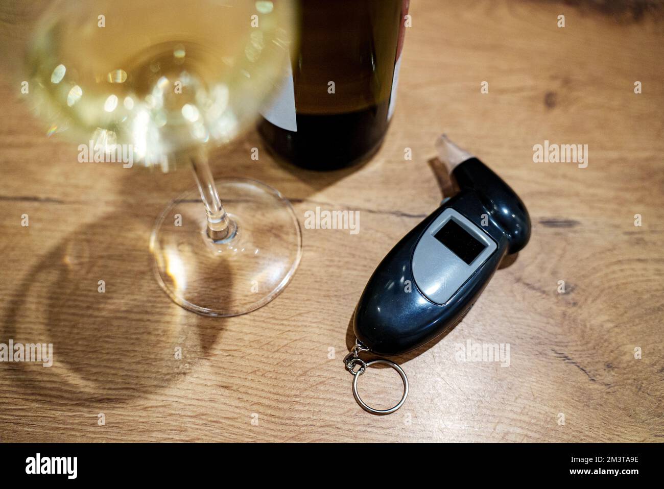 Respiratore portatile e un bicchiere di vino bianco. Foto Stock