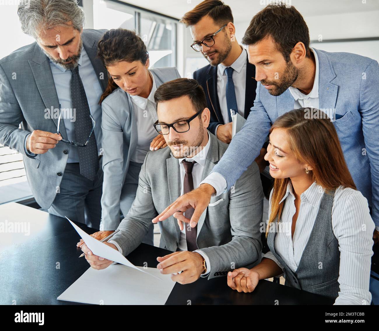 giovani uomini d'affari riunione ufficio gruppo di lavoro di squadra successo aziendale senior maturo collega rete di computer tablet Foto Stock