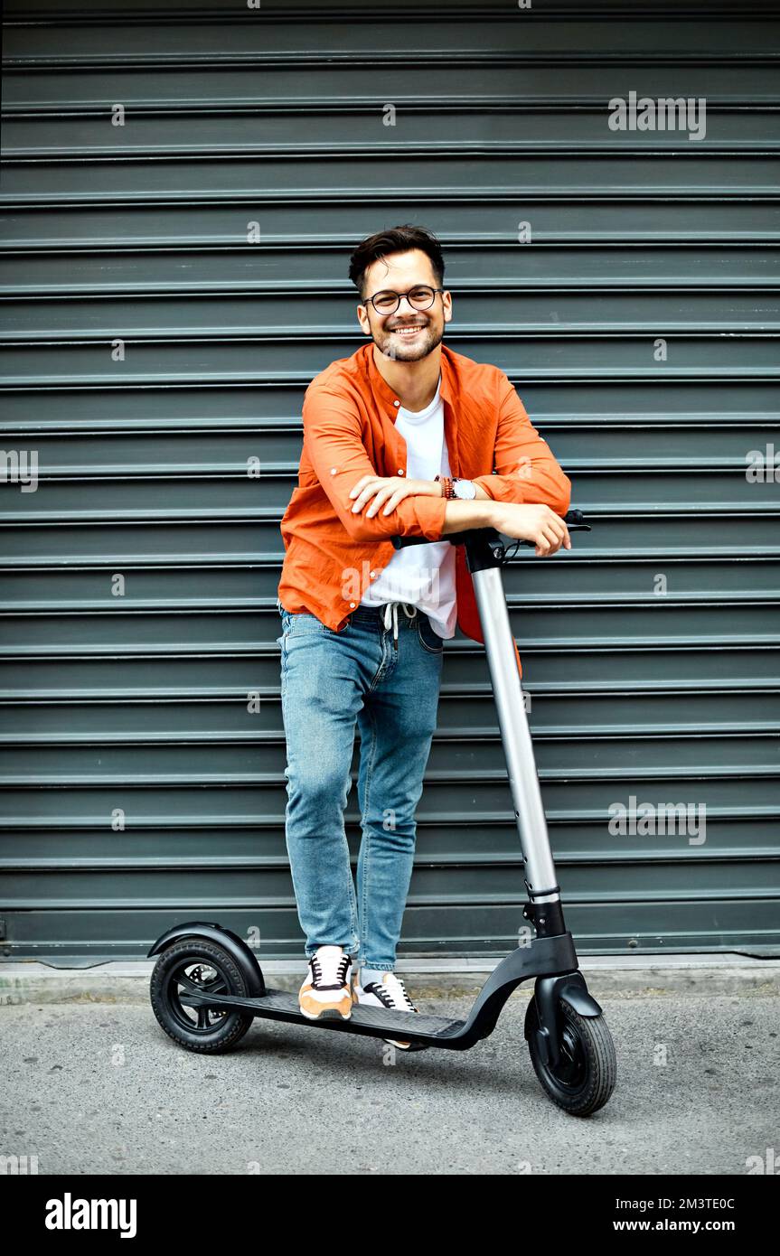 coppia giovane scooter elettrico città trasporto equitazione tecnologia lifestylestreet amico guida moderno Foto Stock