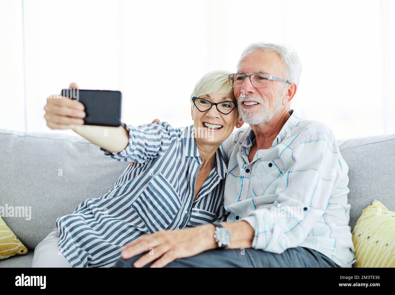 coppia anziana scattando selfie felice anziano pensionato ritratto cellulare smartphone tecnologia amore foto Foto Stock