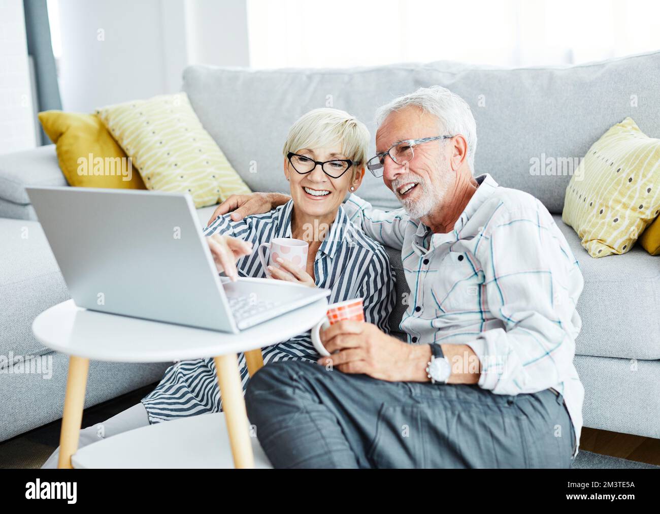 senior coppia felice computer portatile amore insieme anziani amore uomo donna shopping online internet Foto Stock
