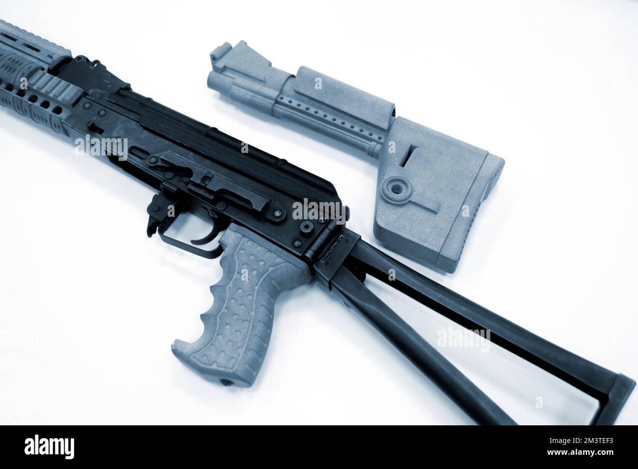 3D parti di arma stampate. Montaggio del fucile da armi, alcune parti stampate su stampante 3D. Dettagli dell'arma di colore grigio stampato su stampante 3D in polvere di poliammide. Tecnologia additiva progressiva Foto Stock