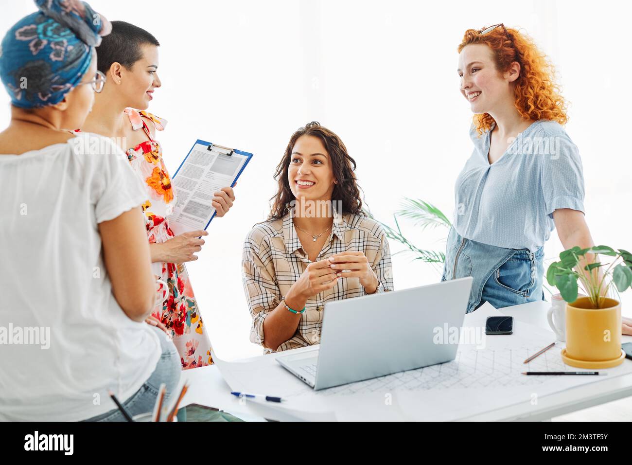 donna ragazza laptop riunione ufficio di affari studente start up amico lavoro di squadra felice businesswoman Foto Stock