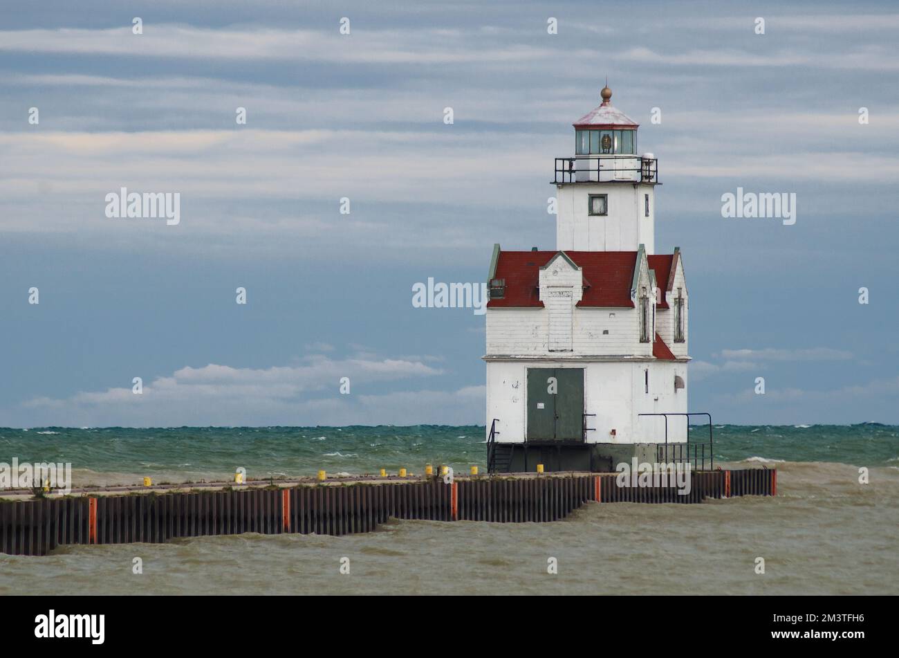 Il faro di Kewaunee Pierhead siede solley contro una tempesta autunnale Foto Stock