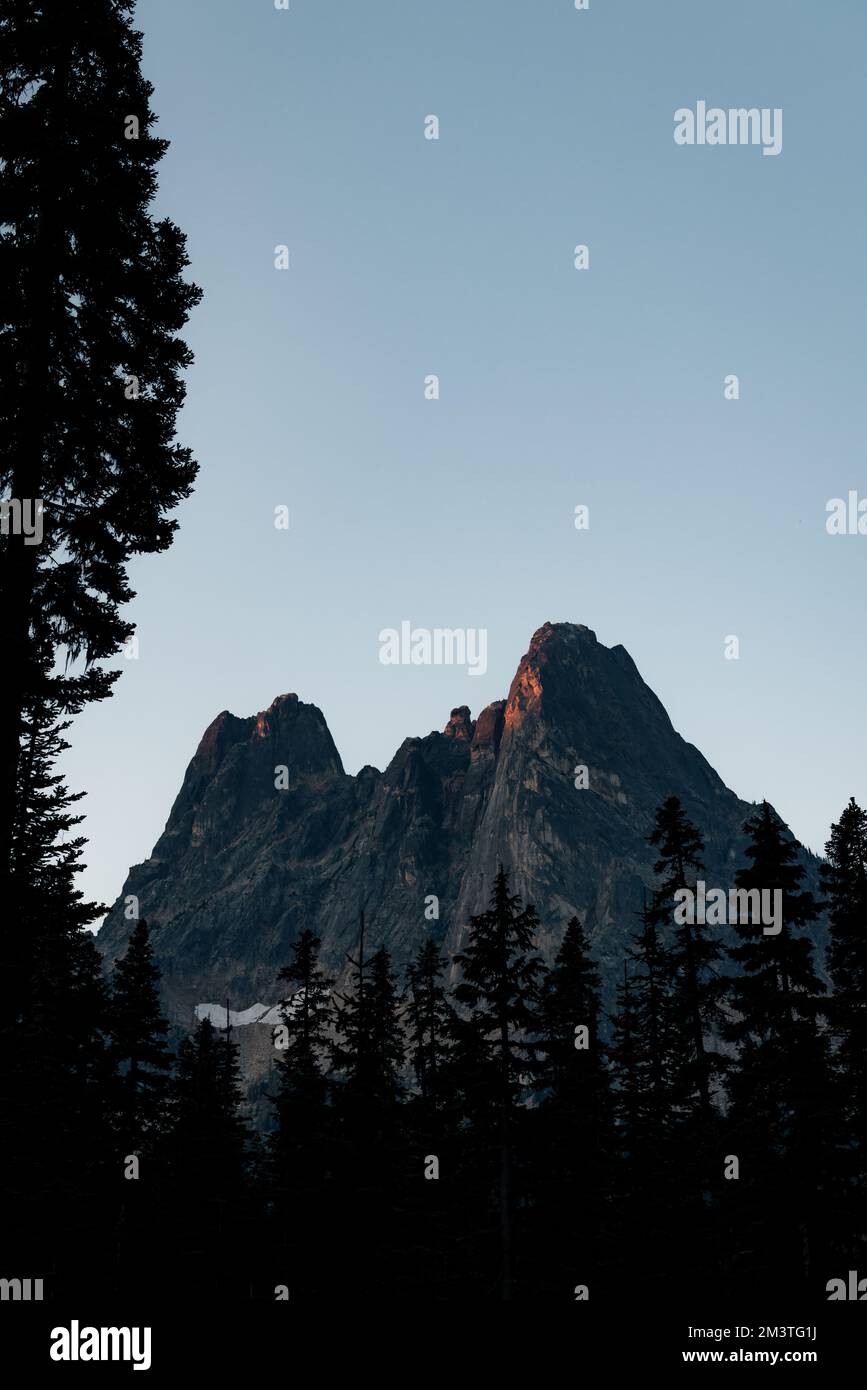 il washington pass si affaccia vicino all'entrata orientale del parco nazionale delle cascate settentrionali nel nord centrale di washington. Foto Stock