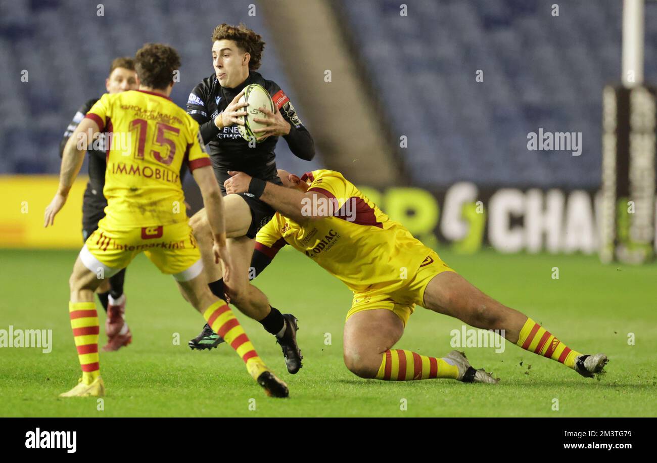 Josh Mc Kay dei guerrieri di Glasgow è stato disputato dall'Arthur Joly di USA Perpignan durante la partita DI EPCR Challenge Cup al BT Murrayfield Stadium, Edimburgo. Data immagine: Venerdì 16 dicembre 2022. Foto Stock