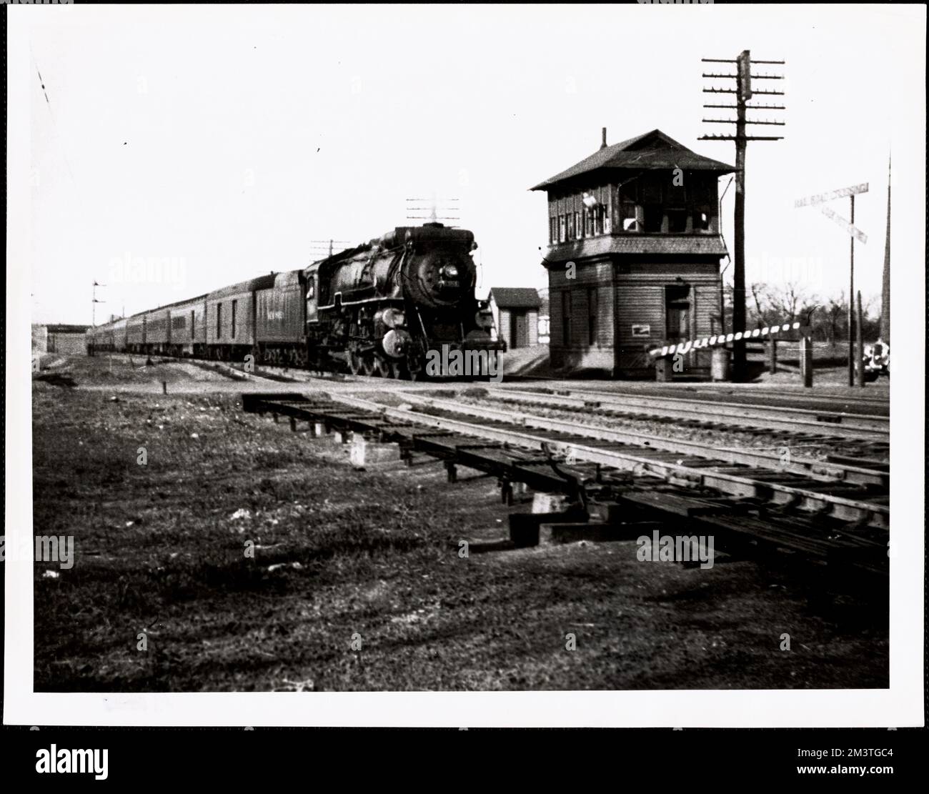 Torre di Sharon Heights con treno in direzione ovest #183 che passa, Ferrovie, locomotive ferroviarie. Collezione di foto Sharon Public Library Foto Stock