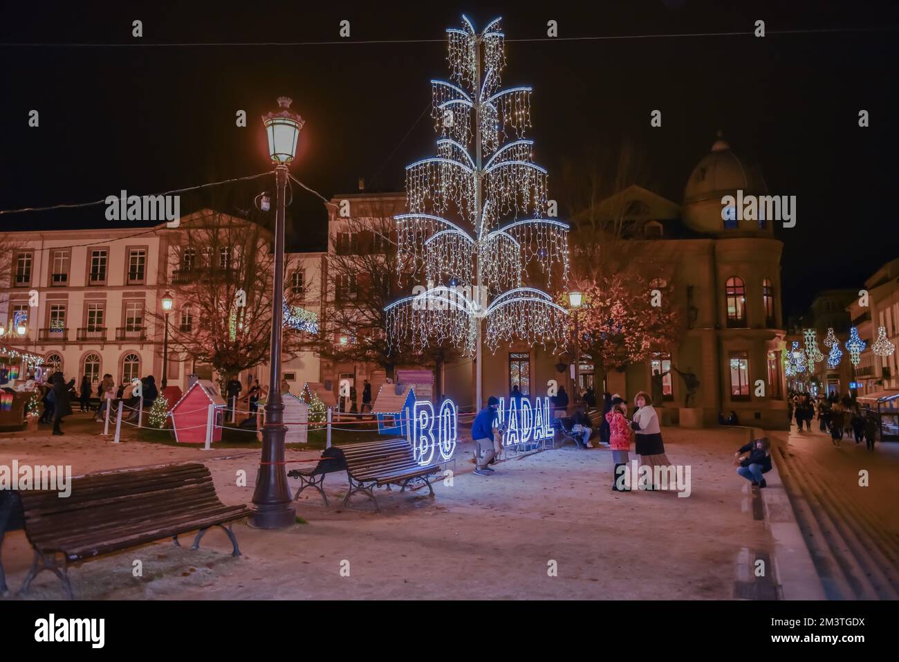 lugo, spagna. 9 dicembre 2022: attività e mercatino di natale nel parco con giochi tradizionali per bambini e adulti Foto Stock