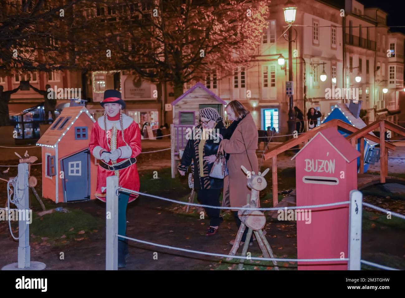 lugo, spagna. 9 dicembre 2022: attività e mercatino di natale nel parco con giochi tradizionali per bambini e adulti Foto Stock