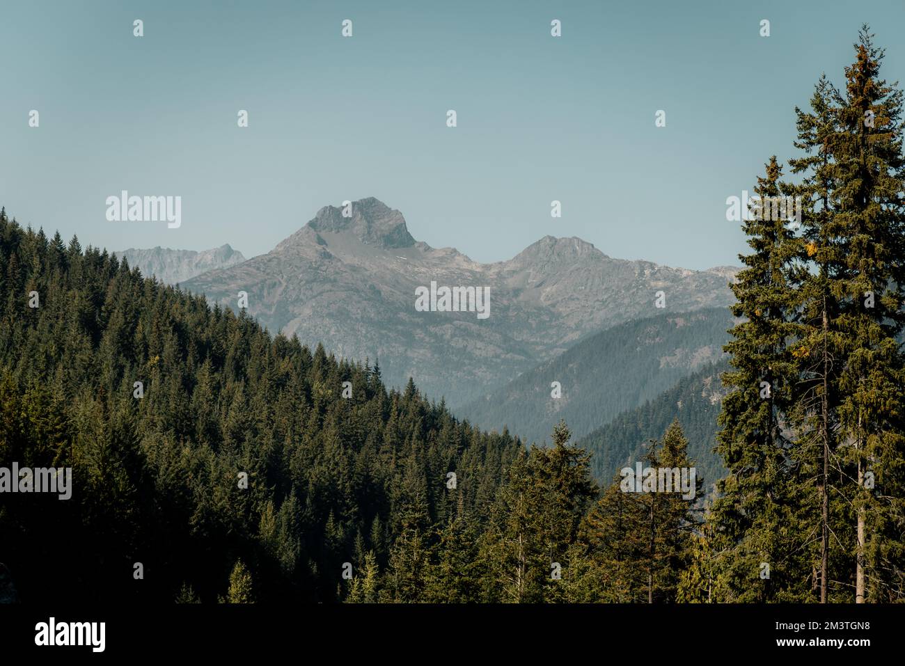 il washington pass si affaccia vicino all'entrata orientale del parco nazionale delle cascate settentrionali nel nord centrale di washington. Foto Stock