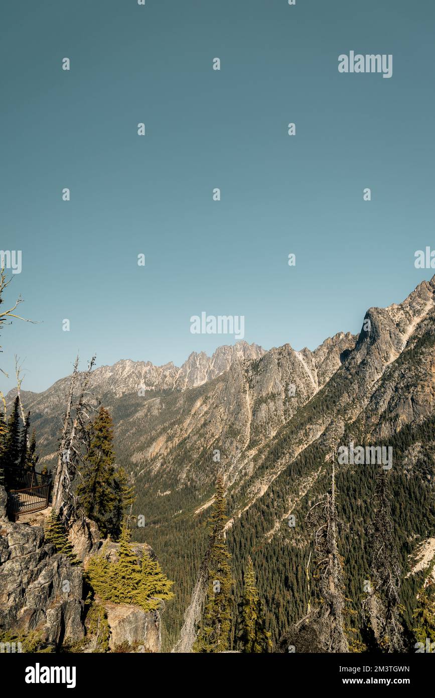 il washington pass si affaccia vicino all'entrata orientale del parco nazionale delle cascate settentrionali nel nord centrale di washington. Foto Stock