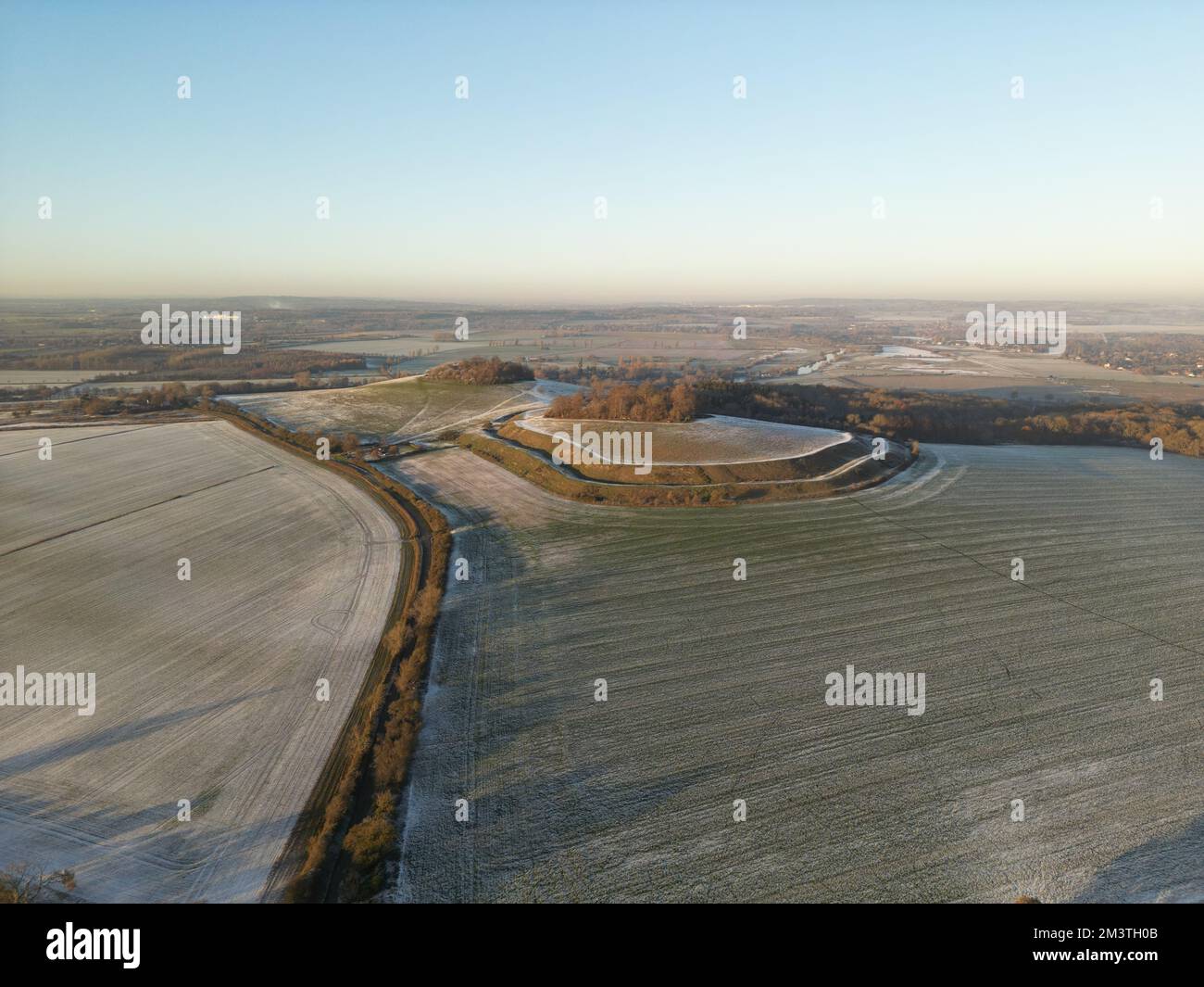 Wittenham clumps fotografia aerea della neve d'autunno. Paesaggio invernale. Valle del Tamigi. South Oxfordshire. Inghilterra. REGNO UNITO Foto Stock