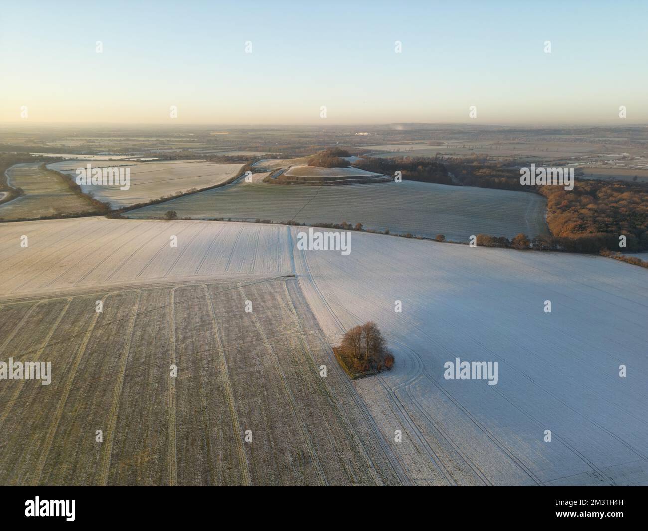 Wittenham clumps fotografia aerea della neve d'autunno. Paesaggio invernale. Valle del Tamigi. South Oxfordshire. Inghilterra. REGNO UNITO Foto Stock