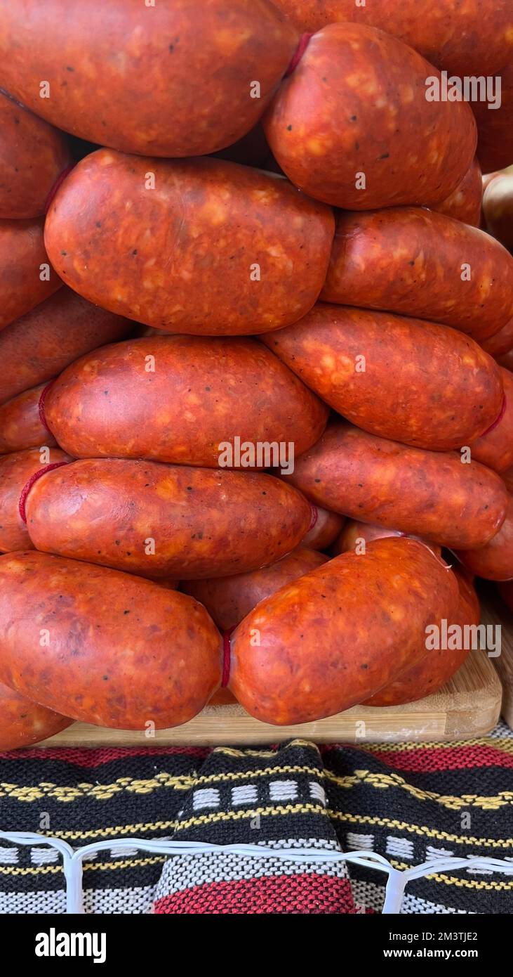 Gruppo di chorizo accatastato su tavola di legno Foto Stock