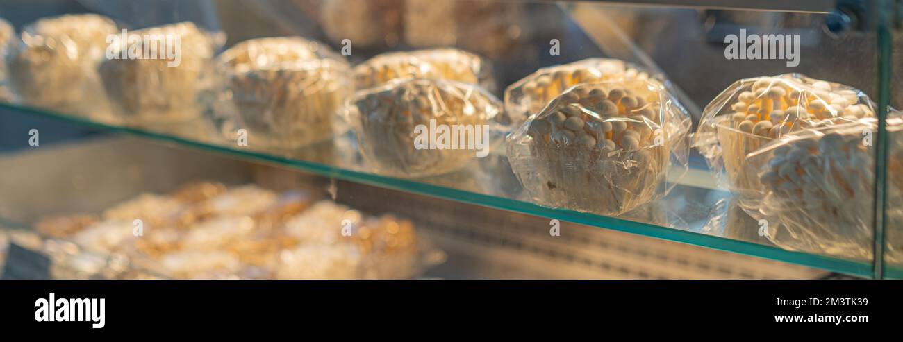 Bancarella del mercato con funghi shimeji Foto Stock