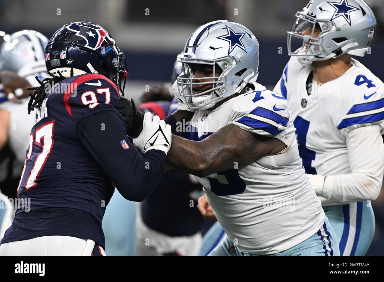 Arlington, Texas, Stati Uniti. 11th Dec, 2022. Dallas Cowboys Offensive TYLER SMITH (73) fornisce protezione da Houston Texans Defensive End MARIO ADDISON (97) durante la partita di football tra gli Houston Texans e i Dallas Cowboys il 11 dicembre 2022 presso L'AT&T Stadium di Arlington, Texas. I Cowboys sconfissero i Texani 27-23. (Credit Image: © Tom Walko/ZUMA Press Wire) Foto Stock