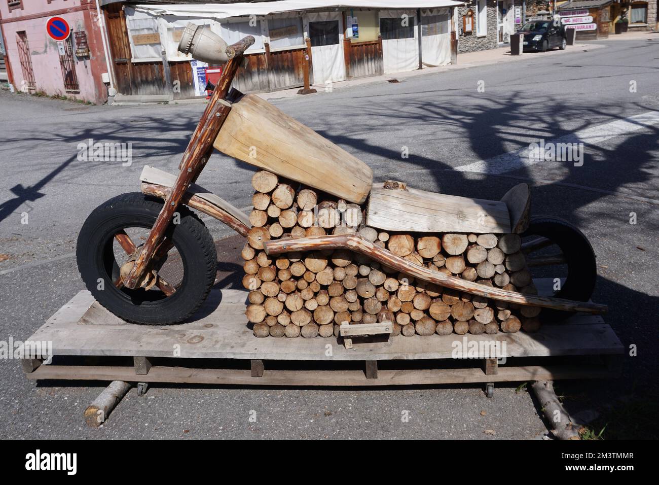 primo piano di un pezzo d'arte di una moto in legno sulla strada nelle alpi meridionali francia Foto Stock