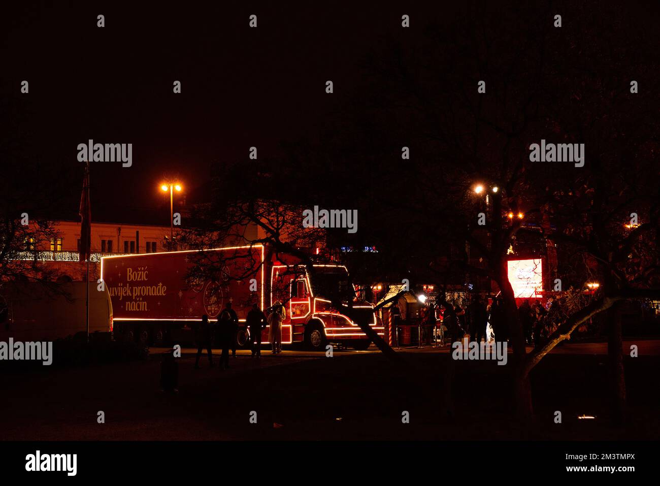 Zagabria, Croazia - 8 dicembre 2022: Camion di Natale Coca Cola, decorato con luci luminose, ghirlande su Piazza Tomislav King. Vacanza benefica a Rais Foto Stock