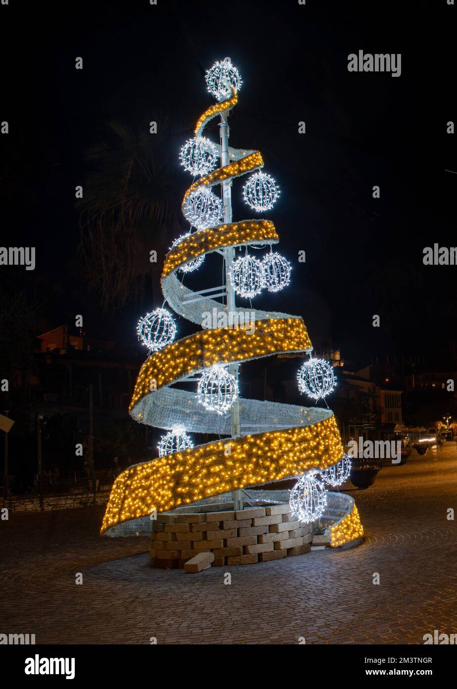 Albero di Natale a spirale illuminato con luci a LED Foto Stock