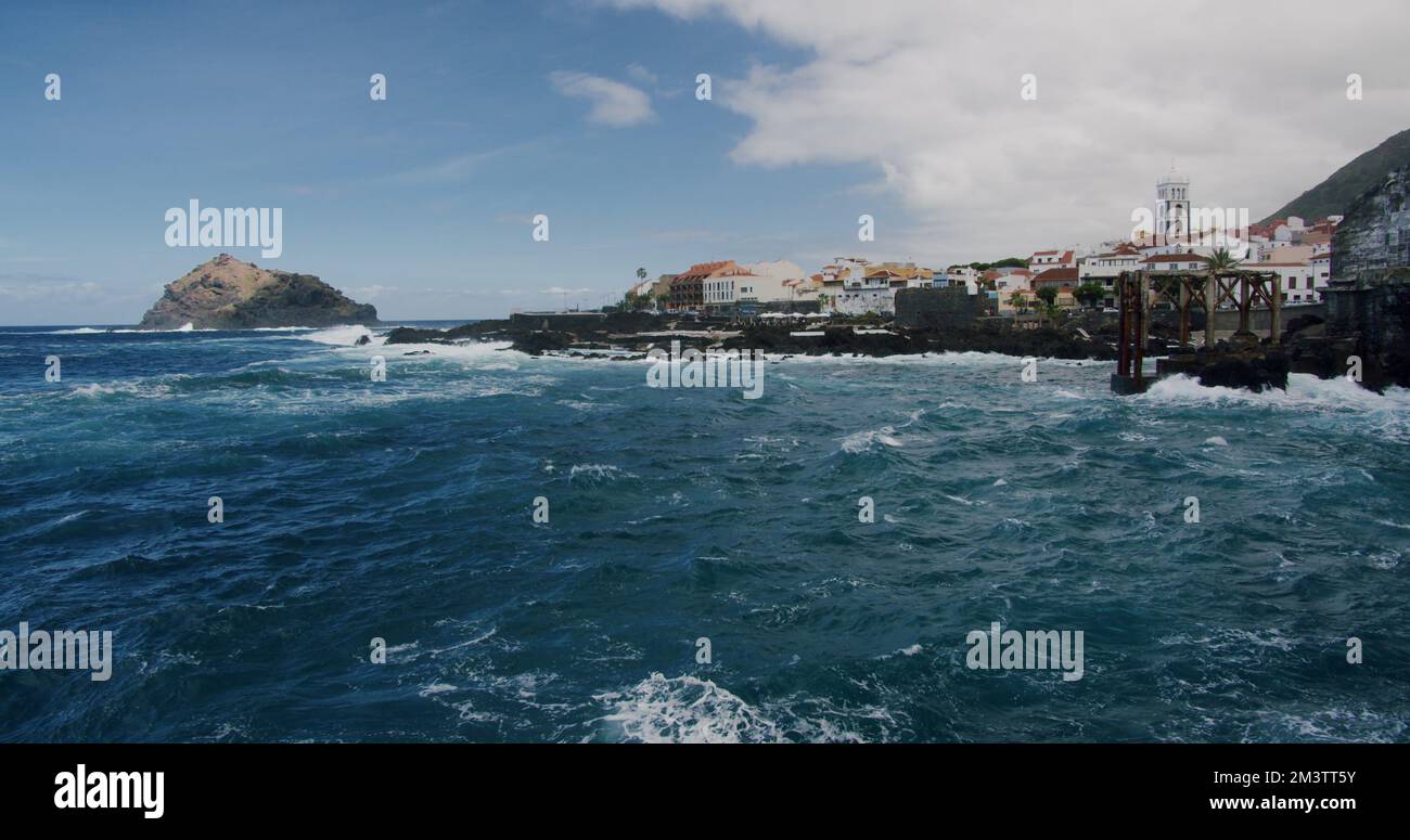 Bella città Garachico sulle rive della montagna vulcanica Isole Canarie di Tenerife Foto Stock