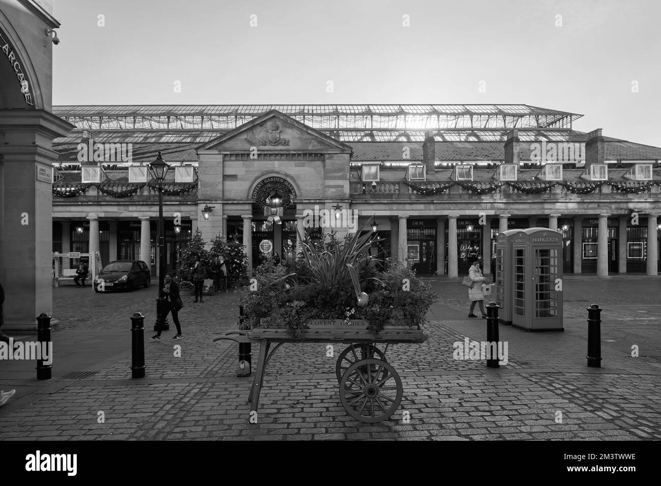 Vista del mercato di Covent Garden, una delle principali attrazioni turistiche di Londra, conosciuta per i suoi ristoranti, pub, bancarelle e negozi. Bianco e nero. Foto Stock