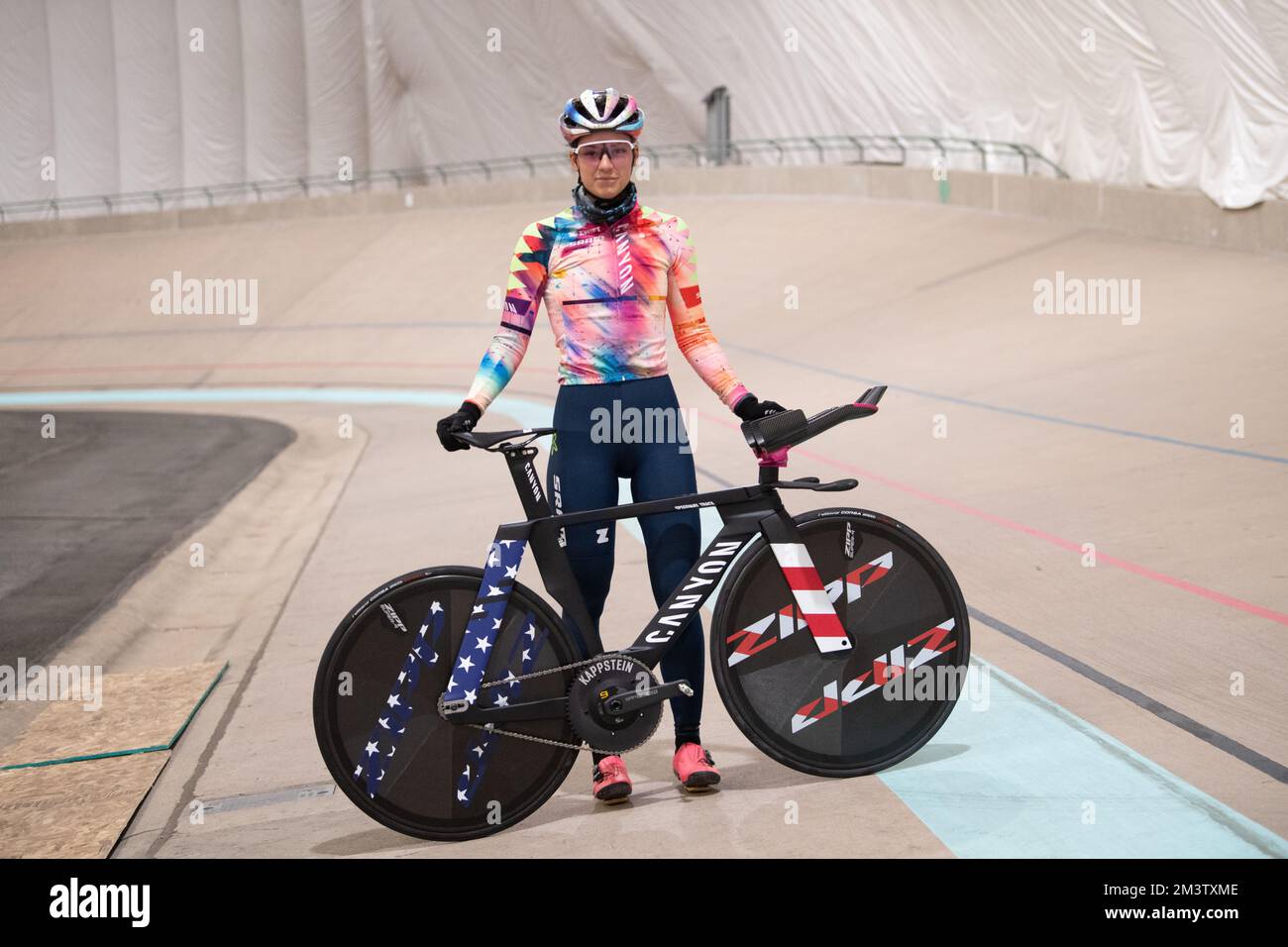 Inseguimento individuale campione del mondo Chloe Dygert con la sua nuova moto da inseguimento Canyon al Velodrome 7 di Eleven a Colorado Springs. Foto Stock