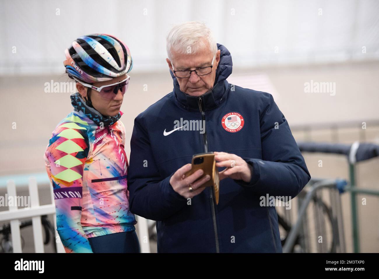 Chloe Dygert confessa con l'allenatore USA di resistenza al ciclismo Gary Sutton durante la sua sessione di allenamento individuale all'inseguimento al velodromo USOPC. Foto Stock