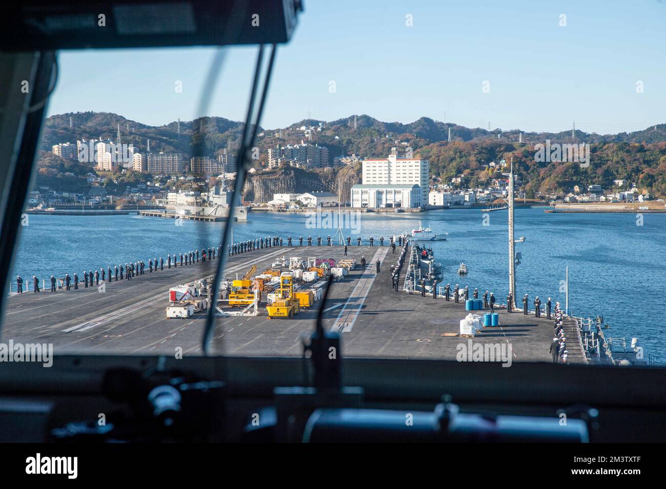 221216-N-ER894-1110 YOKOSUKA, Giappone (16 dicembre 2022) i marinai si imposero sulle rotaie come gli Stati Uniti L’unica portaerei della Marina schierata a termine, la USS Ronald Reagan (CVN 76), ritorna al Commander, Fleet Activities Yokosuka, Giappone, dopo il suo dispiegamento nell’oceano Pacifico occidentale, il 16 dicembre. Durante lo schieramento di Ronald Reagan, la nave ha condotto esercitazioni congiunte del Carrier Strike Group (CSG) con la Marina della Repubblica di Corea, ha partecipato ad esercitazioni multinazionali con la forza di autodifesa marittima giapponese e la Royal Australian Navy durante il Valiant Shield, Keen Sword e Malabar 2022 e ha visitato le Filippine, Foto Stock