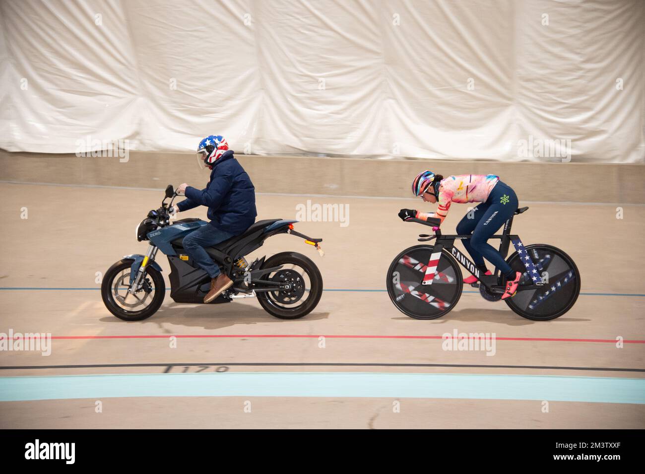 Chloe Dygert confessa con l'allenatore USA di resistenza al ciclismo Gary Sutton durante la sua sessione di allenamento individuale all'inseguimento al velodromo USOPC. Foto Stock