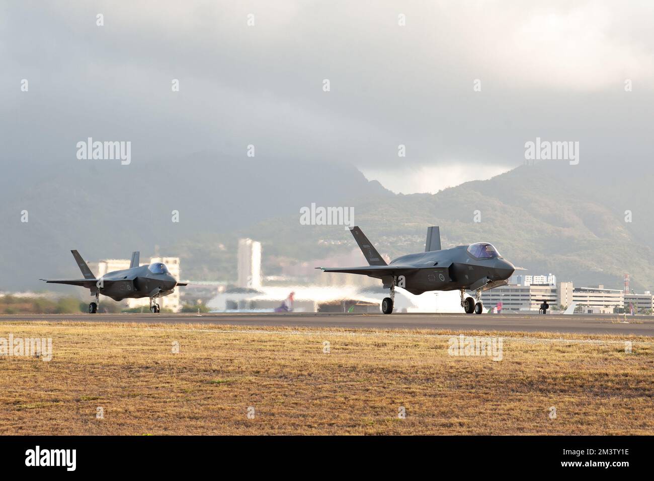 Royal Australian Air Force F-35A Lightning IIS dal n ° 3 Squadron, taxi verso la pista 7 dicembre 2022, presso l'aeroporto internazionale di Honolulu, Hawaii, durante l'esercizio PACIFIC EDGE 23. Gli Stati Uniti Air Force si allena regolarmente insieme ai partner alleati, come il RAAF, ed è in grado di rispondere a crisi e contingenze in tutti gli Stati Uniti Comando Indo-Pacific. (STATI UNITI Foto della Guardia Nazionale aerea del personale Sgt. John Linzmeier) Foto Stock